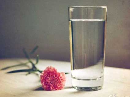生活本是一杯水